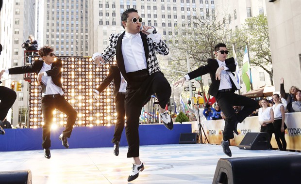 O sul-coreano Psy apresenta a música 'Gentleman' na rua em Nova York nesta sexta-feira (3) (Foto: Reuters/Lucas Jackson)