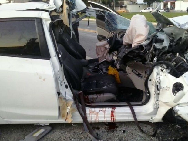Jovem morre após acidente entre carro e caminhão em Lorena, SP (Foto: Wanderson Borges/TV Vanguarda)