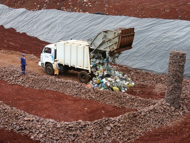 Material que pode ser reciclado  misturado ao lixo domiciliar que vai direto para o aterro sanitrio (Foto: Ascom/AMA)