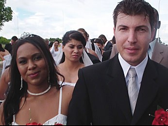 Os noivos Aline Tavares e Dailton Alves de Souza também participaram da cerimônia (Foto: Ricardo Moreira / G1)