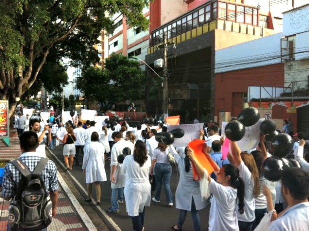 Médicos caminham pelas ruas do Centro de Manaus em protesto (Foto: Tiago Melo/G1 AM)
