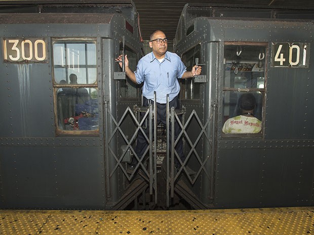Funcionário em vagão antigo do metrô de Nova York, que voltou a circular brevemente para comemorar a reabertura de um trecho danificado pelo furacão Sandy (Foto: AP Photo/Mass Transit Administration, Patrick Cashin)