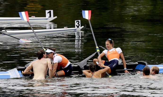 Holandeses do remo mergulham na Lagoa Rodrigo de Freitas para comemorar ouro de Ilse Paulis e Maaike Head (Foto: Matt York/AP)