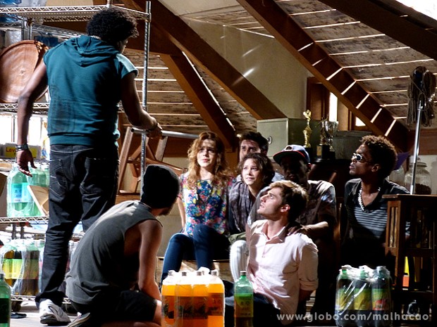 Cadelão mete medo nos reféns e diz que vai levar Martin com ele (Foto: Malhação / TV Globo)