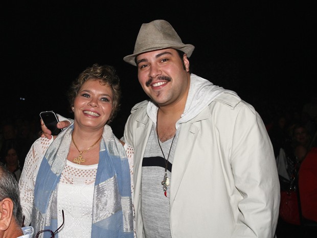 Tiago Abravanel com a mãe, Cintia, em show de Roberto Carlos em São Paulo (Foto: Cláudio Augusto/ Foto Rio News)