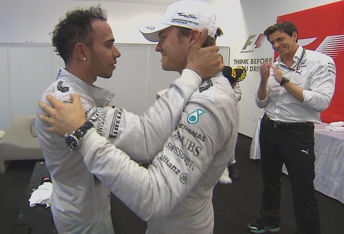 Nico Rosberg cumprimenta o companheiro Lewis Hamilton após a corrida que decidiu o título mundial (Foto: Divulgação)