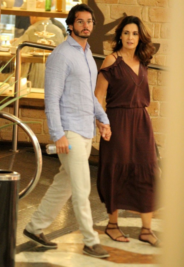 Fátima Bernardes passeia em clima de romance com moreno (Foto: Agnews ) Fátima Bernardes passeia em clima de romance com moreno (Foto: Agnews )