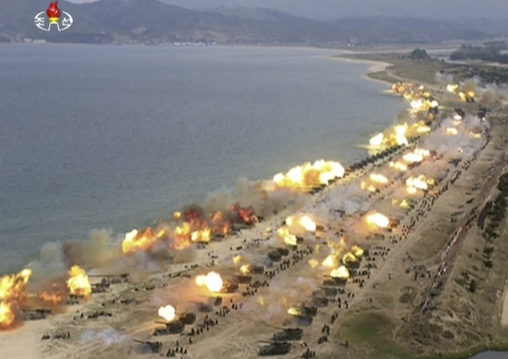 Imagem tirada de vídeo veiculado pela emissora KRT, da Coreia do Norte, mostra exercício militar realizado no aniversário do Exército (Foto: KRT via AP Video)