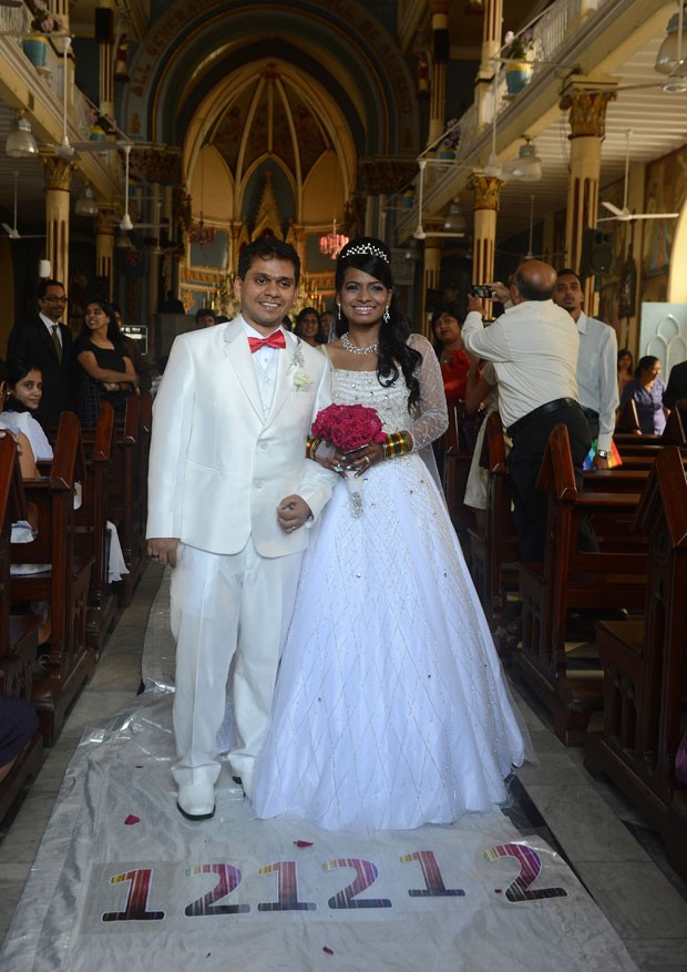 Brandon Pereira e Emilia D'Silva se casaram nesta quarta na Índia. (Foto: Indranil Mukherjee/AFP)