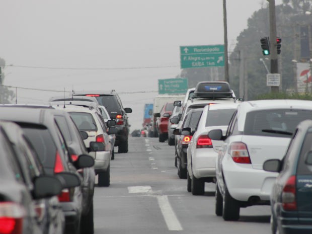 Movimento intenso na BR-376 sentido litoral de Santa Catarina  (Foto: Luiz Fernando Martins / RPC TV)