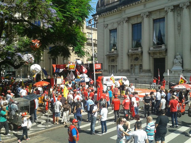 Grupo caminhou por ruas centrais de Porto Alegre e chegou no Palácio Piratini (Foto: Glaucius Oliveira/RBS TV)
