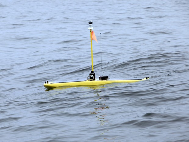 Robô lançado no oceano Pacífico para monitorar tubarões brancos (Foto: Kip Evans/Universidade de Stanford/Divulgação)