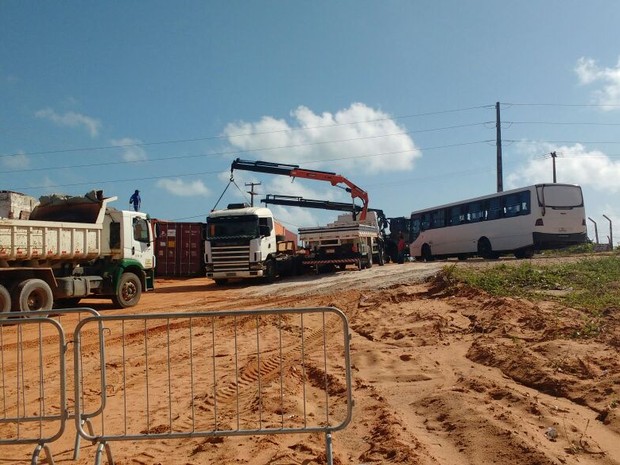 Em Alcaçuz, muro feito de contêineres terá a segunda fileira erguida sobre a base (Foto: Ítalo Di Lucena/Inter TV)
