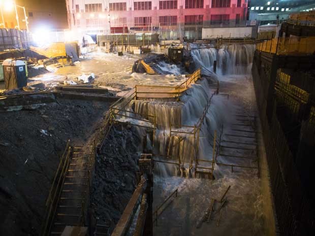 ‘Sandy’ provoca inundação nas obras do Marco Zero, em Nova York. (Foto: John Minchillo / AP Photo)