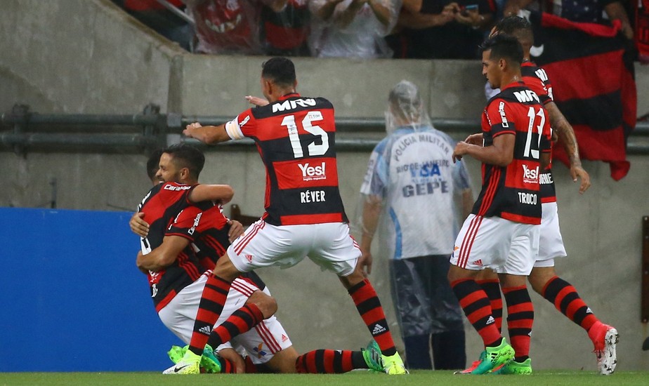 Fla começa fulminante, leva sufoco do Atlético-PR, mas sai com vitória e liderança 