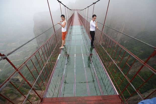 Suspensa a 180 metros de altura, ponte liga duas montanhas rochosas sobre um vale em Pingjang, na província de Hunan (Foto: The Grosby Group)