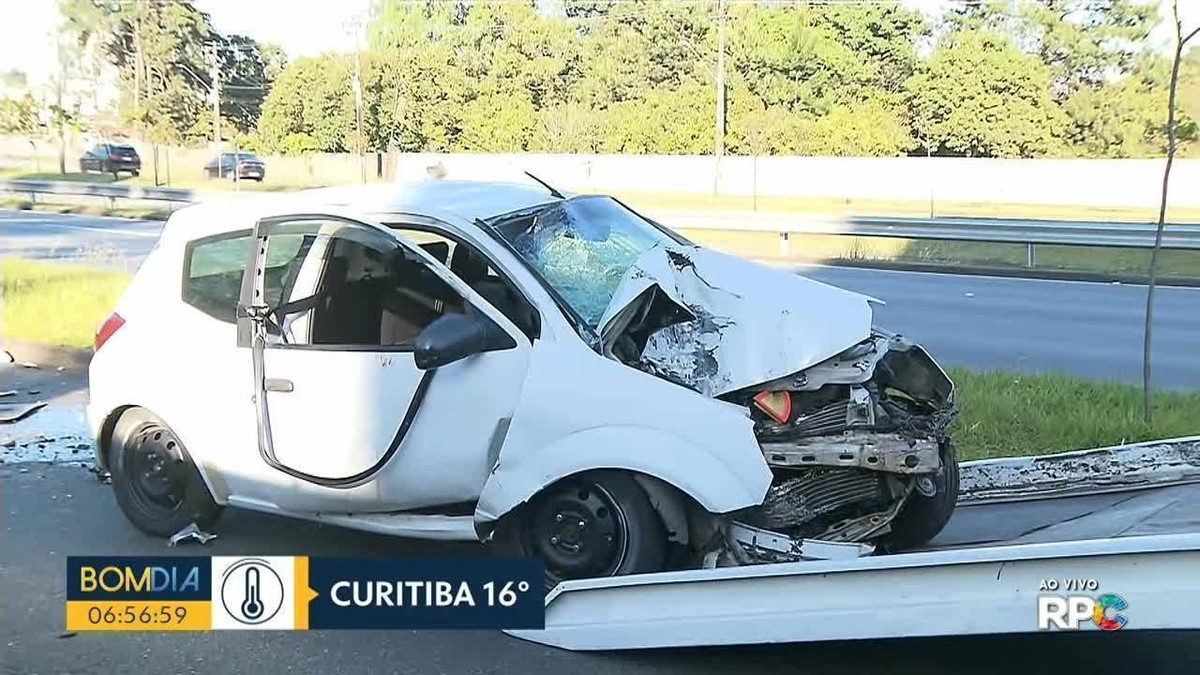 Quatro pessoas ficam feridas após carro bater contra poste na Linha