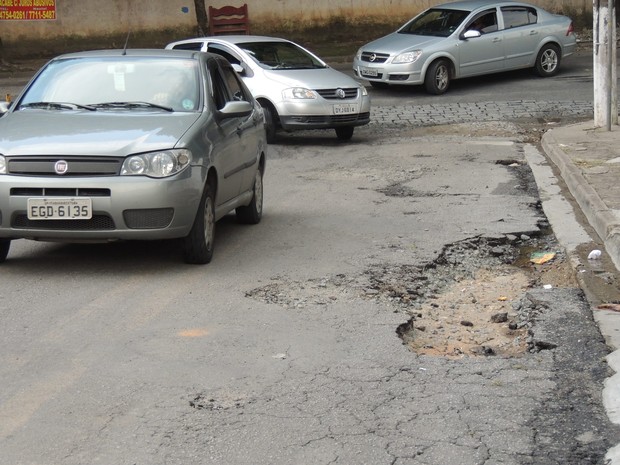 G1 Moradores De Itaquaquecetuba Reclamam De Ruas Esburacadas Notícias Em Mogi Das Cruzes E