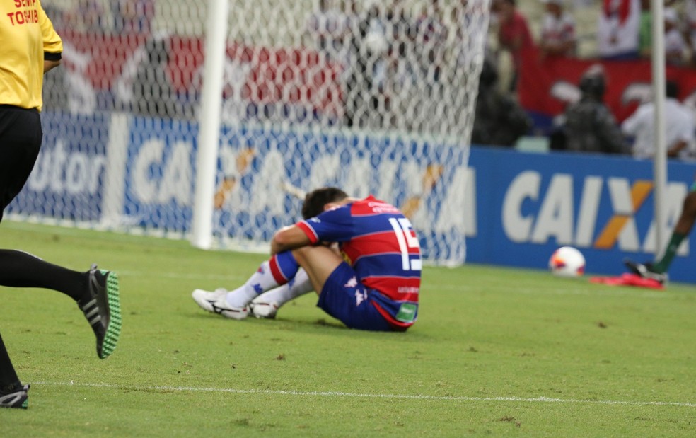 Jogadores desolados após derrota para o Brasil de Pelotas em 2015 (Foto: José Leomar/Agência Diário)