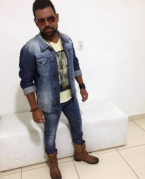 Pablo com suas peças favoritas: bota e jeans (Foto: Arquivo pessoal) Pablo com suas peças favoritas: bota e jeans (Foto: Arquivo pessoal)