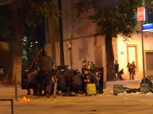 Cena de confronto ocorre entre manifestantes e policiais  (Foto: Bruno Jenz Doria de Araujo/VC no G1)