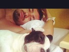 Ex-BBB Yuri posta foto acordando ao lado de seu cachorro
