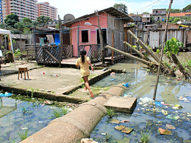 Crianças brincam em meio a 'marombas' e lixo da cheia (Foto: Camila Henriques/G1 AM) Crianças brincam em meio a 'marombas' e lixo da cheia (Foto: Camila Henriques/G1 AM)