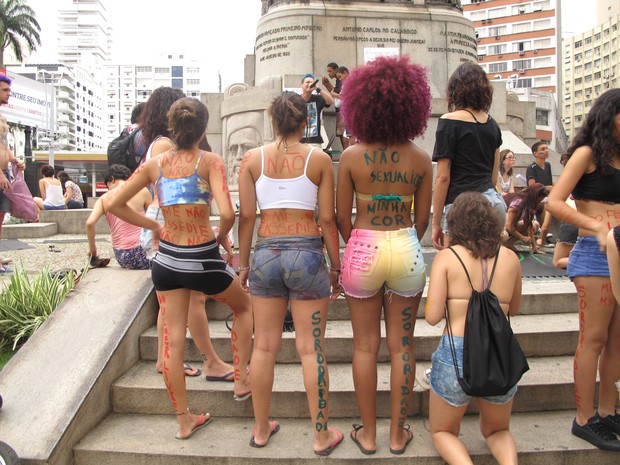 Mulheres pintaram os corpos com mensagens (Foto: Andressa Amorim/ G1)