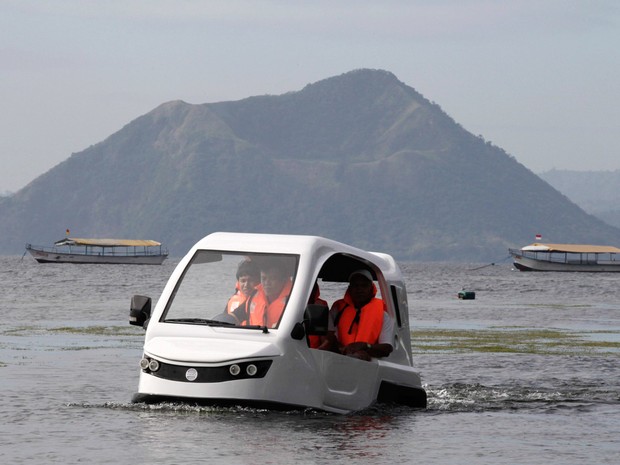 Engenheiros testam a 'Salamandra', um triciclo anfíbio movido a gasolina, na cidade de Batangas, nas Filipinas. O veículo, criado pela H20 Technologies, é capaz de viajar em terra e água e pode ser usado para operações de resgate quando há inundações (Foto: Romeo Ranoco/Reuters) Engenheiros testam a 'Salamandra', um triciclo anfíbio movido a gasolina, na cidade de Batangas, nas Filipinas. O veículo, criado pela H20 Technologies, é capaz de viajar em terra e água e pode ser usado para operações de resgate quando há inundações (Foto: Romeo Ranoco/Reuters)