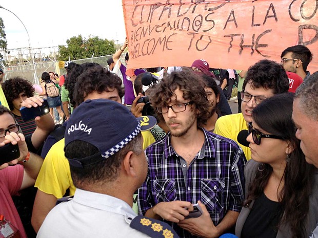 Policiais militares conversam com manifestantes durante protesto nas proximidades do Taguaparque, onde ocorre a Fan Fest no DF (Foto: Felipe Néri/G1)