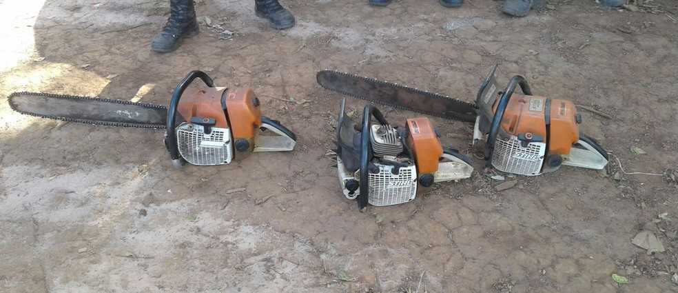 Três motosserras localizadas pela polícia em área desmatada foram apreendidas (Foto: Divulgação/PM-MT)