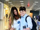 Nicole Bahls posa de shortinho com fãs em aeroporto do Rio