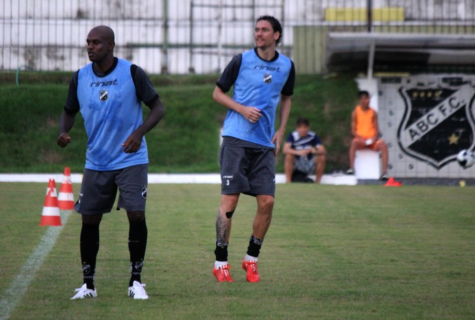 ABC - Léo Fortunato - Gustavo Bastos (Foto: Assessoria de Comunicação/ABC FC) ABC - Léo Fortunato - Gustavo Bastos (Foto: Assessoria de Comunicação/ABC FC)