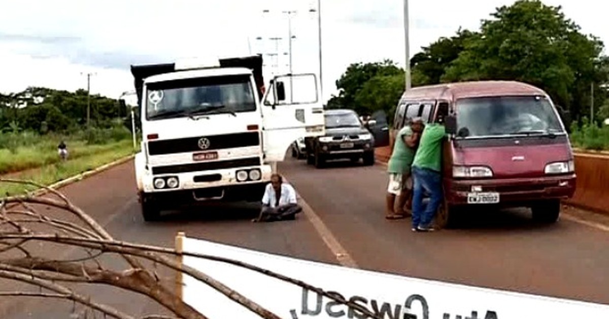 G1 Indígenas protestam e bloqueiam rodovia em Dourados MS notícias