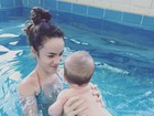 Carolina Kasting mostra o filho Tom em seu primeiro banho de piscina