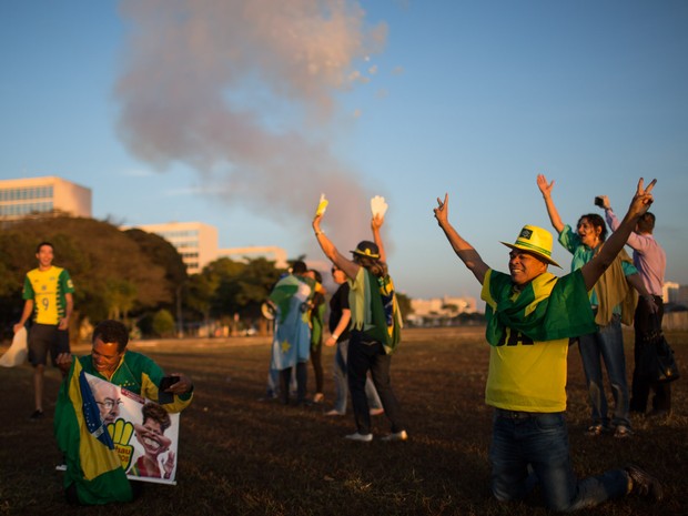 Grupo de manifestantes pró-impeachment comemora na Esplanada dos Ministérios, em Brasília, o resultado da votação no Senado que afastou a presidente Dilma Rousseff por até 180 dias  (Foto: Felipe Dana/AP)