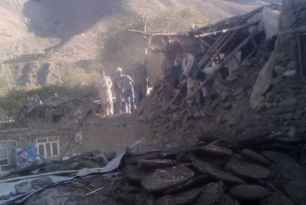 Afegãos observam casa destruída  após tremor que atingiu Bazarak, na província de Panjshir (Foto: STR / AFP)