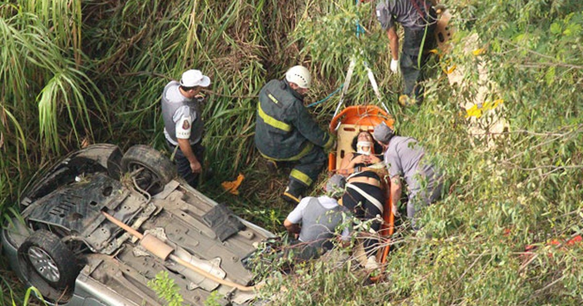 G1 Carro cai em barranco na Rodovia Raposo Tavares em São Paulo