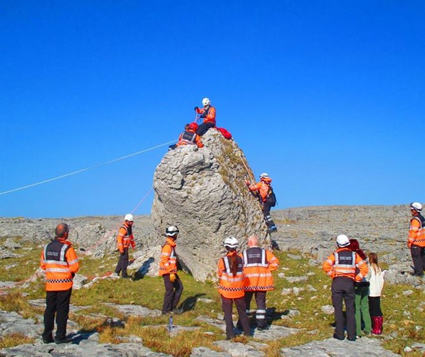 Criança gavia subido no topo de rocha de cinco metros, mas, depois, foi incapaz de descer (Foto: Reprodução/Facebook/Doolin Coast Guard)