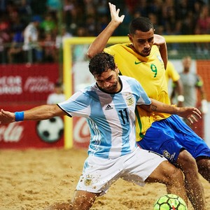 Rodrigo disputa a bola com um rival na vitória que levou o Brasil à final - seleção brasileira de futebol de areia (Foto: Lea Well / Divulgação / BSWW) Rodrigo disputa a bola com um rival na vitória que levou o Brasil à final - seleção brasileira de futebol de areia (Foto: Lea Well / Divulgação / BSWW)