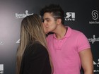 Luan Santana ganha beijo da namorada antes de show em SP