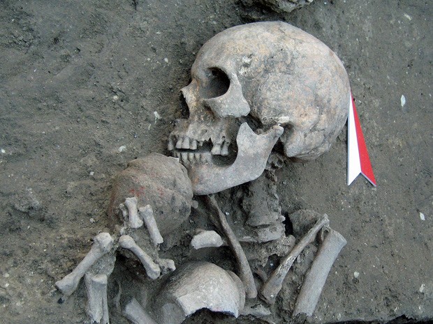 Restos de um homem com uma tigela de cerâmica foram encontrados em uma necrópole (Foto: National Institute of Archeology / AFP)