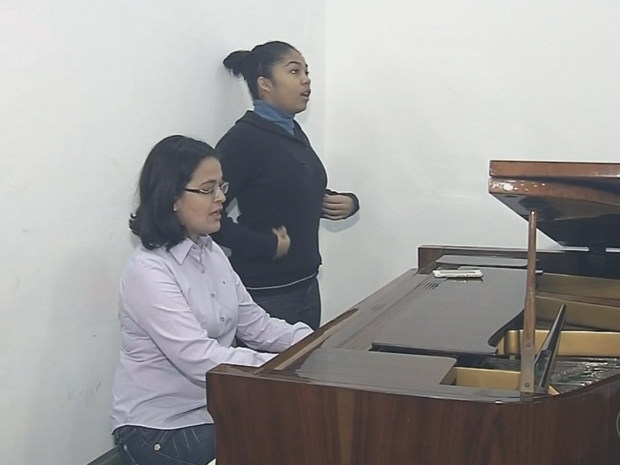 Menina estuda música em Marília (Foto: Reprodução/TV TEM)