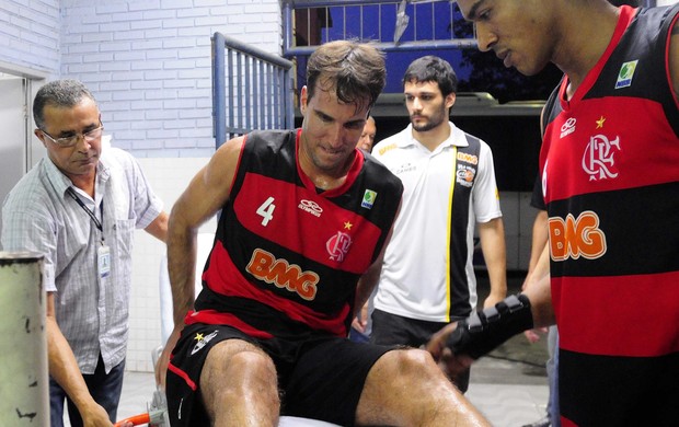 Marcelinho Machado, do Flamengo, sai do Ginásio do Tartarugão na maca (Foto: Fábio Vicentini/A Gazeta)