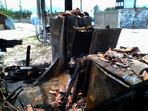 Quiosque foi consumido pelo fogo em São Pedro da Aldeia, RJ (Foto: Norma Almo)