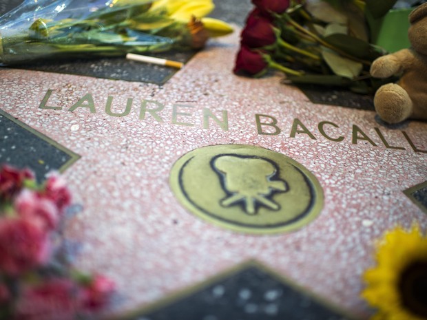 Estrela de Lauren Bacall na Calçada da Fama em Hollywood recebe homenagem de fãs (Foto: Robyn Beck/ AFP)