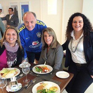 Felipão com as psicólogas Gisele Silva, Regina Brandão e Aline Magnani no almoço da Seleção  (Foto: Reprodução / Instagram)
