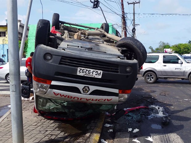 Acidente ocorreu no bairro de Santo Amaro, neste domingo (15) (Foto: Reprodução / TV Globo)