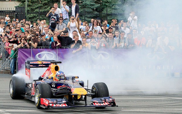 Daniel Ricciardo durante apresentação da Toro Roso em Kiev (Foto: Reuters)