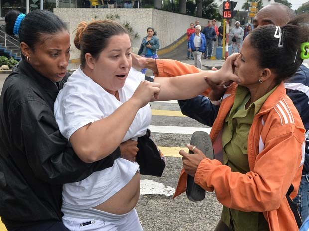 Cubana é presa nesta quarta (10) em Havana durante manifestação pelos direitos humanos (Foto: AFP Photo/Adalberto Roque)